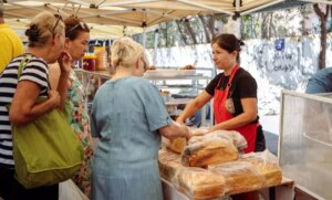 Kuşadası’nda Yerel Üretici Sergisi Büyük İlgi Görüyor