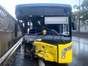 Kadıköy’de Alkollü Sürücüyle İETT Otobüsü Bariyerlere Saplandı: 2 Yaralı kadikoyde alkollu surucuyle iett otobusu bariyerlere saplandi 2 yarali MicTFsv6.jpg