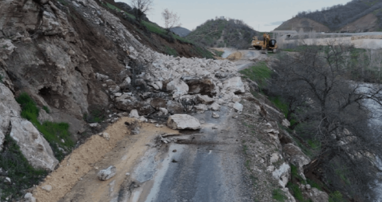 bingolde-heyelan-nedeniyle-yol-ulasima-kapandi-HQRssuDz