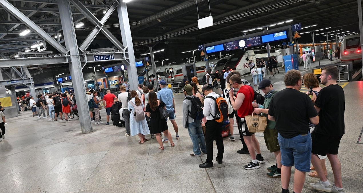 Almanya’da tüm tren seferleri durduruldu: Onbinlerce yolcu mahsur kaldı